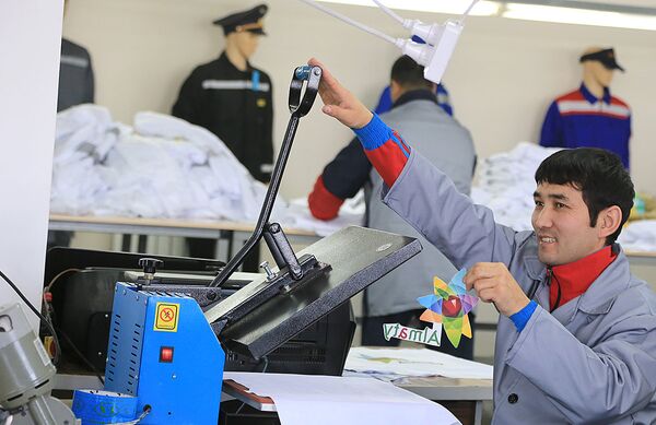 На Алматинской швейной фабрике Алтын жулдыз завершается выпуск формы для участников зимней Универсиады-2017 - Sputnik Казахстан