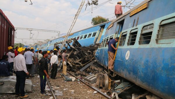 Жертвами схода поезда с рельсов в Индии стали 36 человек - Sputnik Казахстан
