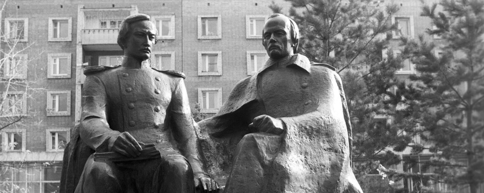 Скульптура Шокан Уалиханов и Федор Достоевский - Sputnik Казахстан, 1920, 30.09.2022
