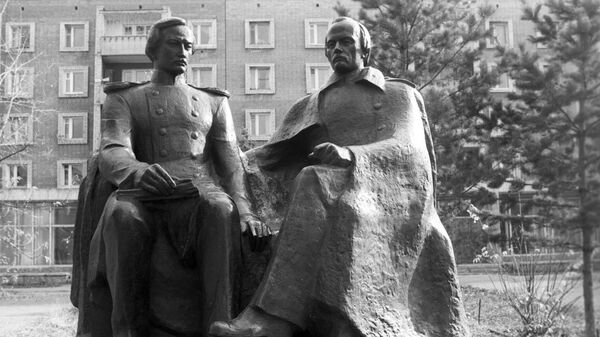 Скульптура Чокан Валиханов и Ф.М.Достоевский - Sputnik Казахстан