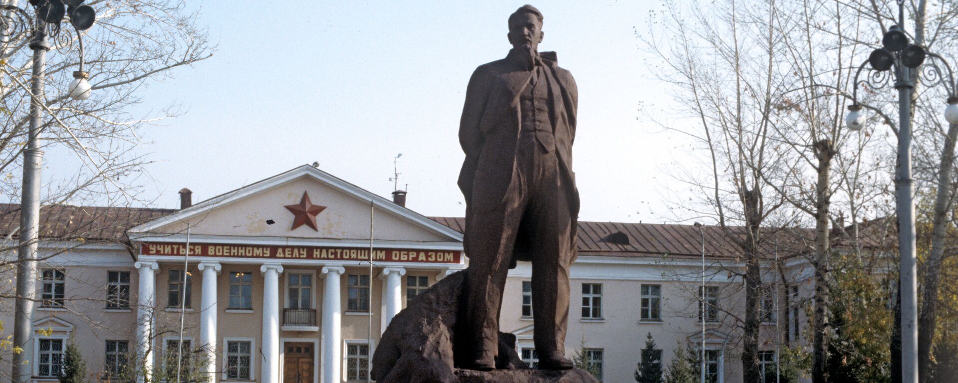 Памятник И.В.Курчатову на фоне Центрального штаба Семипалатинского полигона - Sputnik Казахстан, 1920, 07.11.2024