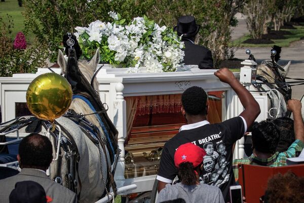 Белая карета и сотни скорбящих: похороны Джорджа Флойда прошли в США - Sputnik Казахстан