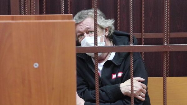 Актёр Михаил Ефремов во время избрания меры пресечения в Таганском суде Москвы - Sputnik Казахстан