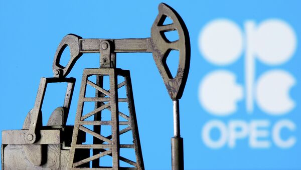 Модель нефтяной вышки на фоне логотипа ОПЕК - Sputnik Казахстан