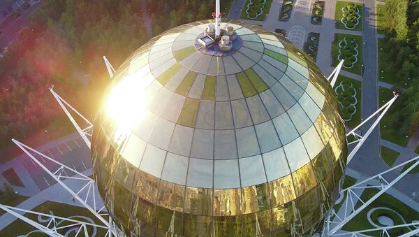 Солнце отражается в стеклянном куполе Байтерека  - Sputnik Казахстан