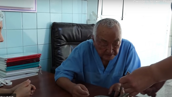 Рука крепка, глаза остры — как работает 9З-летний хирург Мамакеев. Видео - Sputnik Казахстан