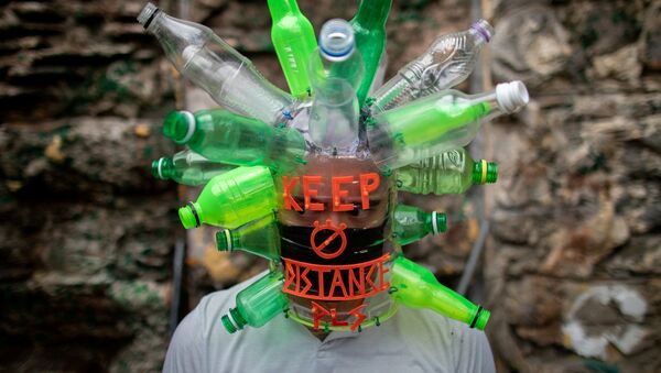 Филиппинский художник Leeroy New позирует в маске, которую он создал из переработанных материалов - Sputnik Казахстан