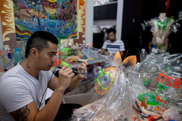Филиппинский художник Leeroy New создает маски из переработанных материалов - Sputnik Казахстан