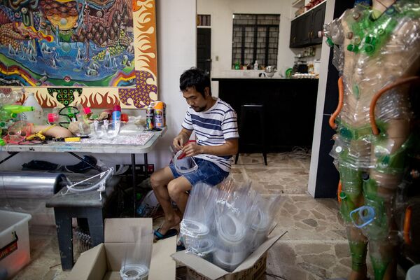 Ассистент филиппинского художника Leeroy New Jerial Pastor во время работы в мастерской - Sputnik Казахстан