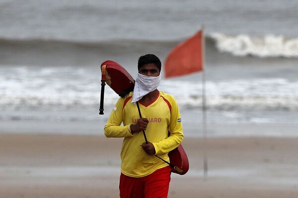 Спасатель в самодельной маске на пляже Джуу в Мумбаи, Индия - Sputnik Казахстан