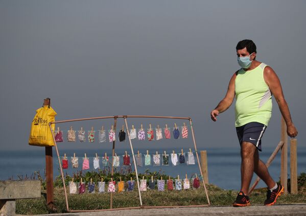 Мужчина в защитной маске на пляже в Рио-де-Жанейро, Бразилия - Sputnik Казахстан