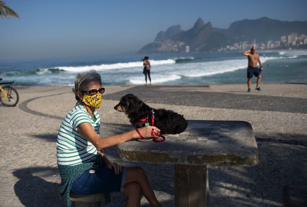Женщина с собакой на пляже в Рио-де-Жанейро, Бразилия  - Sputnik Казахстан
