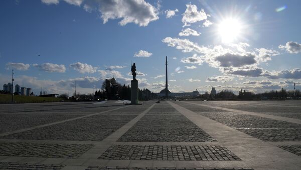 Пустые аллеи в парке Победы на Поклонной горе в Москве. - Sputnik Казахстан