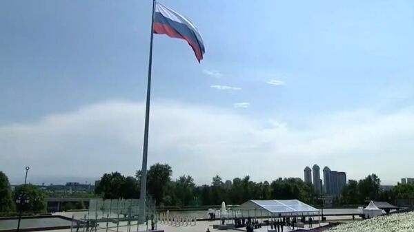 В День России на Поклонной горе подняли огромный триколор - видео - Sputnik Казахстан