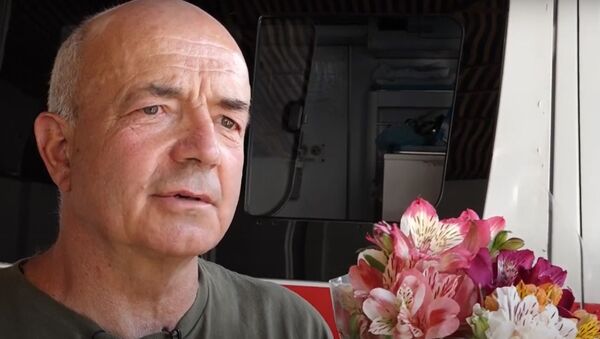От улыбки станет всем светлей: бизнесмен дарит цветы медикам - видео - Sputnik Казахстан