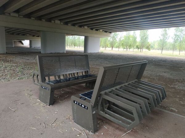 Инновационные скамейки на солнечных батарейках разместили под мостом в Нур-Султане - Sputnik Казахстан