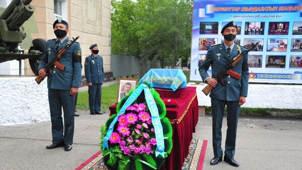 Останки погибшего в годы Великой Отечественной войны под Смоленском солдата перезахоронили на родине - Sputnik Казахстан