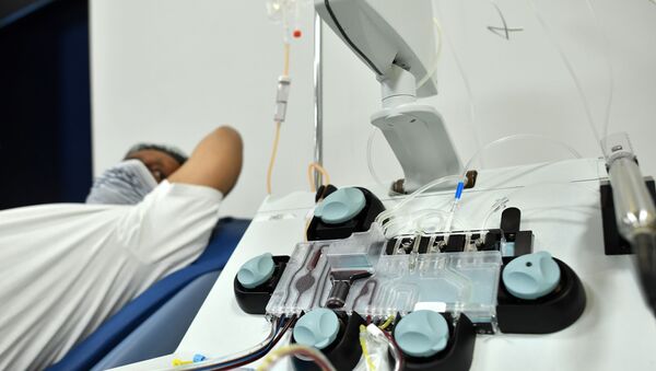 Переболевший коронавирусом донор сдает кровь для организации лечения плазмой - Sputnik Казахстан