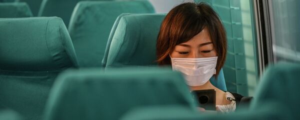 Девушка в маске в салоне самолета Девушка в маске в салоне самолета - Sputnik Казахстан