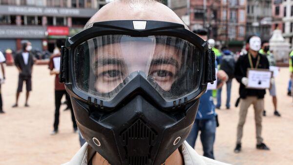 Мужчина в маске на площади во время пандемии коронавируса  - Sputnik Казахстан
