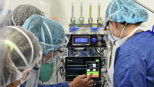 Медики настраивают аппаратуру в палате интенсивной терапии в больнице с коронавирусом  - Sputnik Казахстан