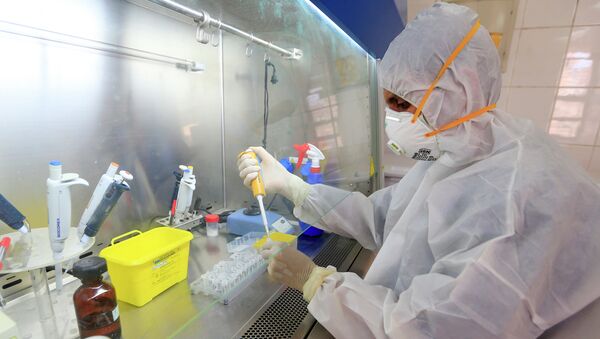 Сотрудник лаборатории исследует образцы анализов на коронавирус  - Sputnik Қазақстан
