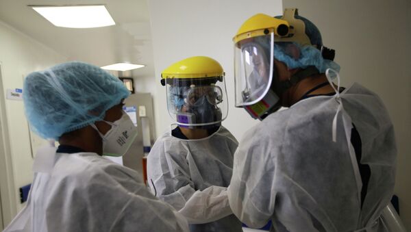 Врачи в защитных костюмах общаются в коридоре больницы с коронавирусом  - Sputnik Казахстан