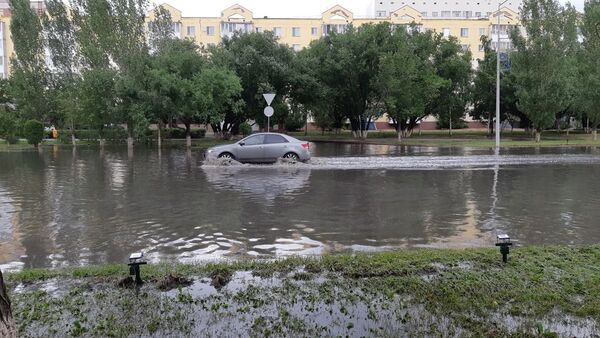 Улицу Ташенова затопило после дождя - Sputnik Казахстан