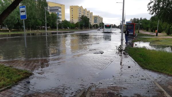 Улицу Ташенова в ну-Султане затопило после дождя - Sputnik Казахстан