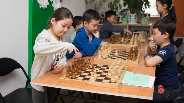 Дети из многодетных и малообеспеченных семей занимаются в секциях и кружках дворовых клубов - Sputnik Казахстан
