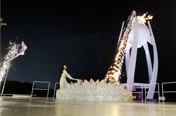 Зажжение огня Олимпиады 2018 в Пхенчхане  - Sputnik Казахстан