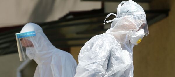 Медики в защитных костюмах у больницы с коронавирусом Медики в защитных костюмах у больницы с коронавирусом - Sputnik Казахстан