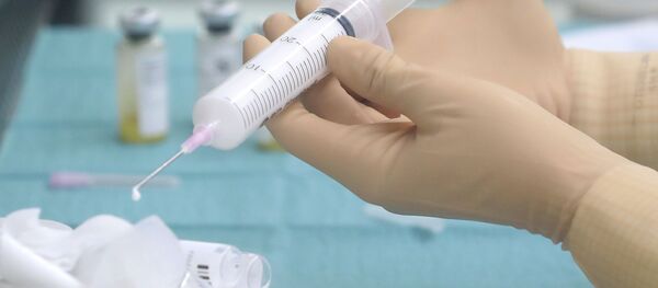 Сотрудник лаборатории проводит исследования для создания вакцины против коронавируса  - Sputnik Қазақстан