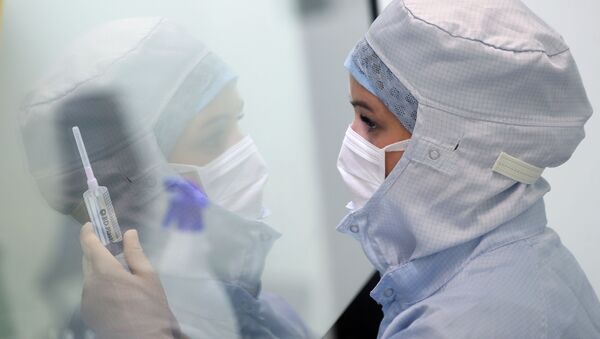 Сотрудница лаборатории проводит исследования для создания вакцины от коронавируса  - Sputnik Казахстан