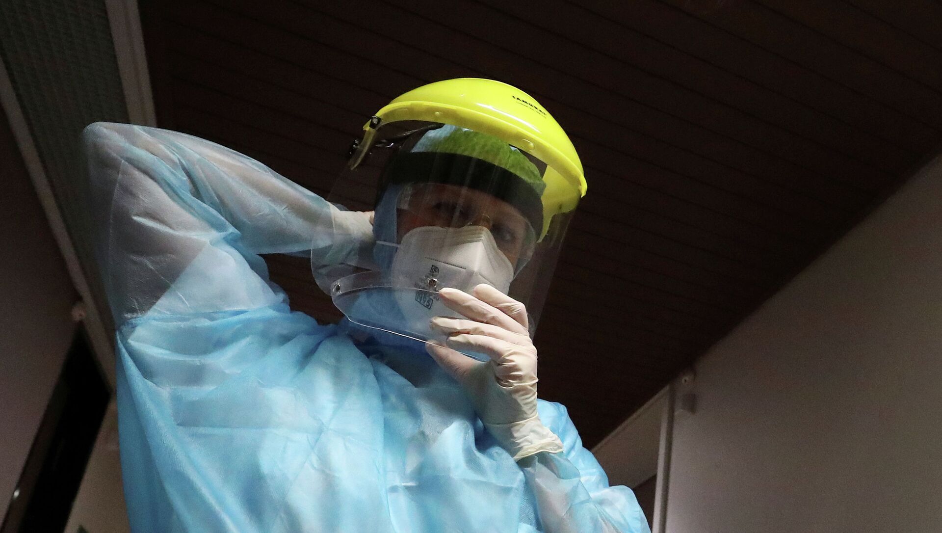 Медик поправляет защитную маску в больнице с коронавирусом  - Sputnik Казахстан, 1920, 06.10.2021