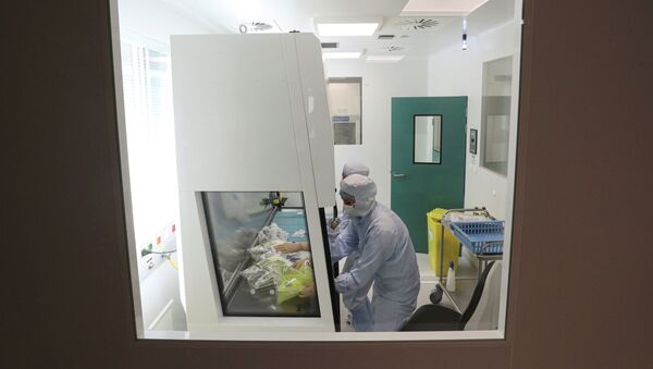Сотрудники лаборатории работают с биоматериалами в рамках разработки вакцины против коронавируса  - Sputnik Казахстан
