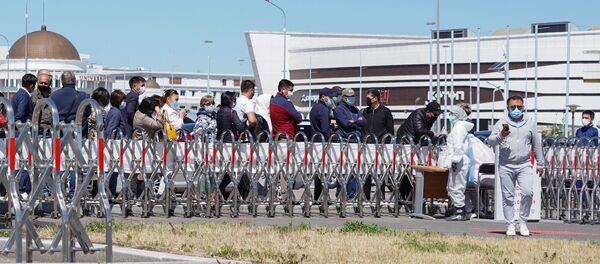 Очередь у мобильной ПЦР-лаборатории в Нур-Султане  - Sputnik Қазақстан