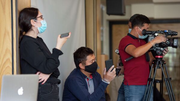 Журналисты в защитных масках на пресс-конференции о создании Лиги сторонников партии Nur Otan   - Sputnik Казахстан