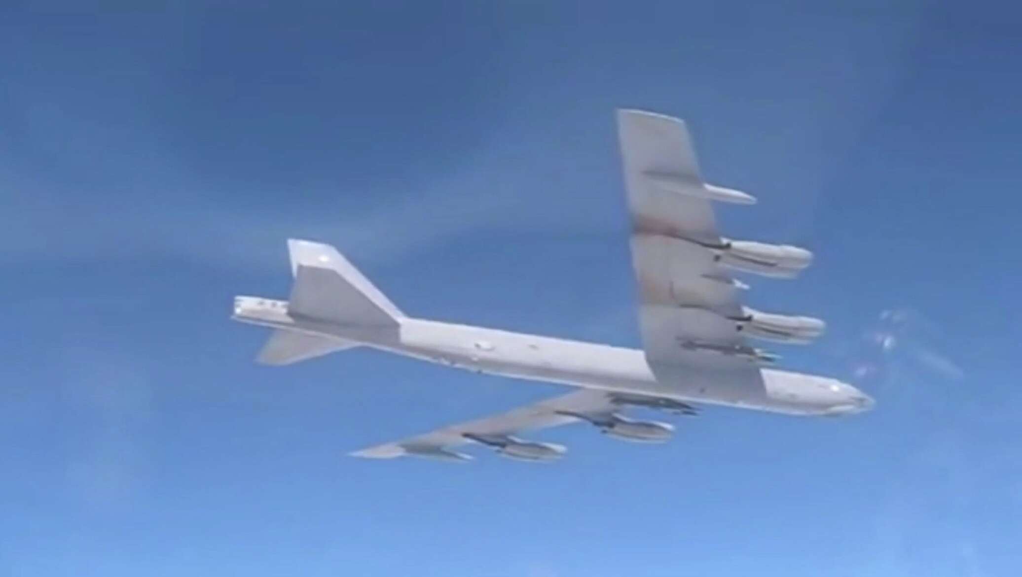 Су-27 Балтық үстінде америкалық В-52H бомбалаушыларына тосқауыл қойды