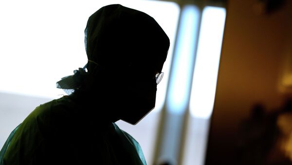 Силуэт врача в защитной маске в больнице с коронавирусом - Sputnik Қазақстан