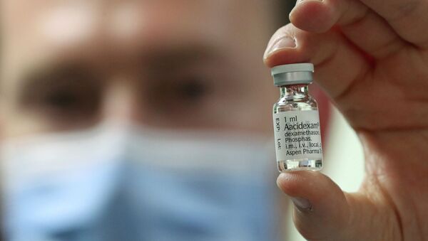 Фармацевт показывает пузырек с препаратом, который планируется испытать в борьбе с коронавирусом  - Sputnik Казахстан