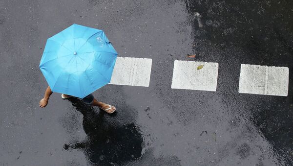 Девушка переходит улицу под дождем  - Sputnik Казахстан