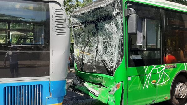 Два маршрутных автобуса столкнулись на улице Сулейменова  - Sputnik Казахстан