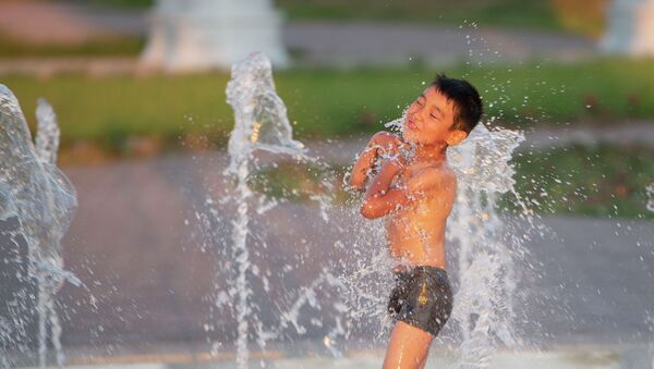 Ребенок купается в фонтане - Sputnik Казахстан