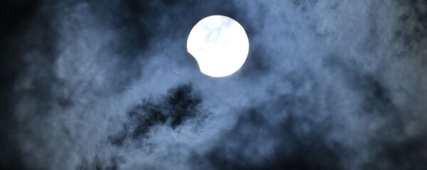 Частичное солнечное затмение, наблюдаемое в Новосибирске - Sputnik Казахстан