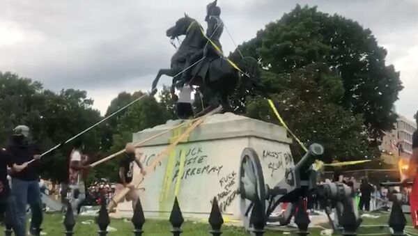 Слезай с коня! В США протестующие пытались повалить памятник 7-му президенту - Sputnik Казахстан