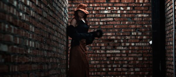 Девушка в очках ночью в переулке - Sputnik Казахстан