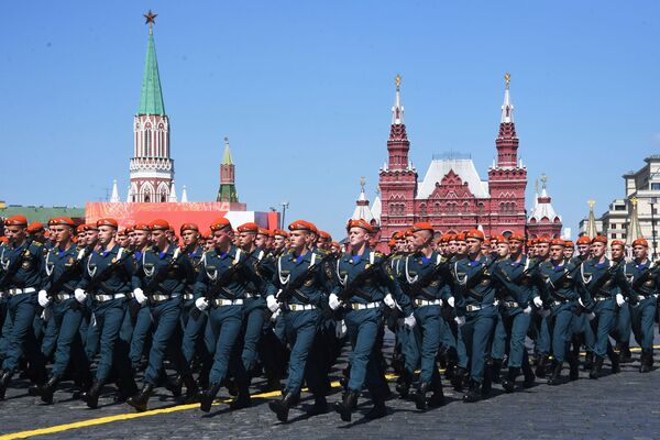 Военнослужащие парадных расчетов во время военного парада Победы на Красной площади - Sputnik Қазақстан