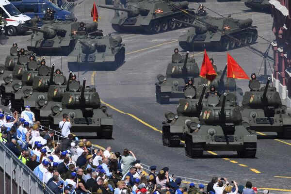 Танки Т-34-85 во время военного парада Победы на Красной площади - Sputnik Казахстан