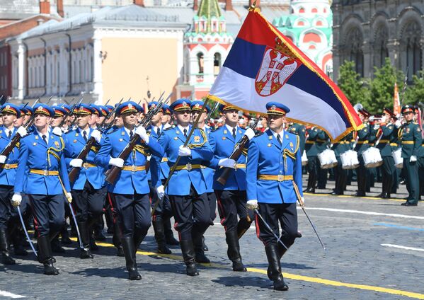 Парадный расчет армии Сербии во время военного парада Победы в Москве - Sputnik Қазақстан